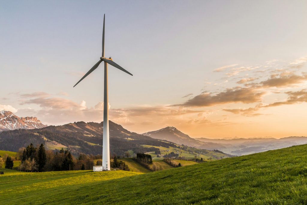 Los alternadores de imanes permanentes ofrecen una solución convincente por su capacidad de producir electricidad sostenible sin depender de fuentes de energía externas.